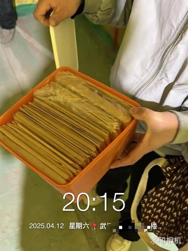 舊房翻新竟拆出10萬現(xiàn)金！裝修經(jīng)理不敢告訴女業(yè)主……:舊房翻新
