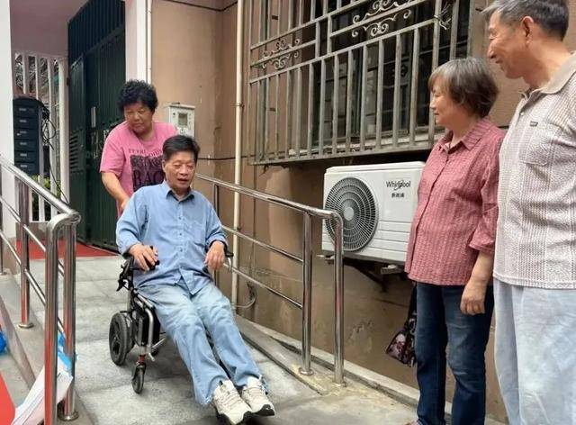 老房“加坡”不用愁！楊浦這個街道開展無障礙坡道改造:老房改造
